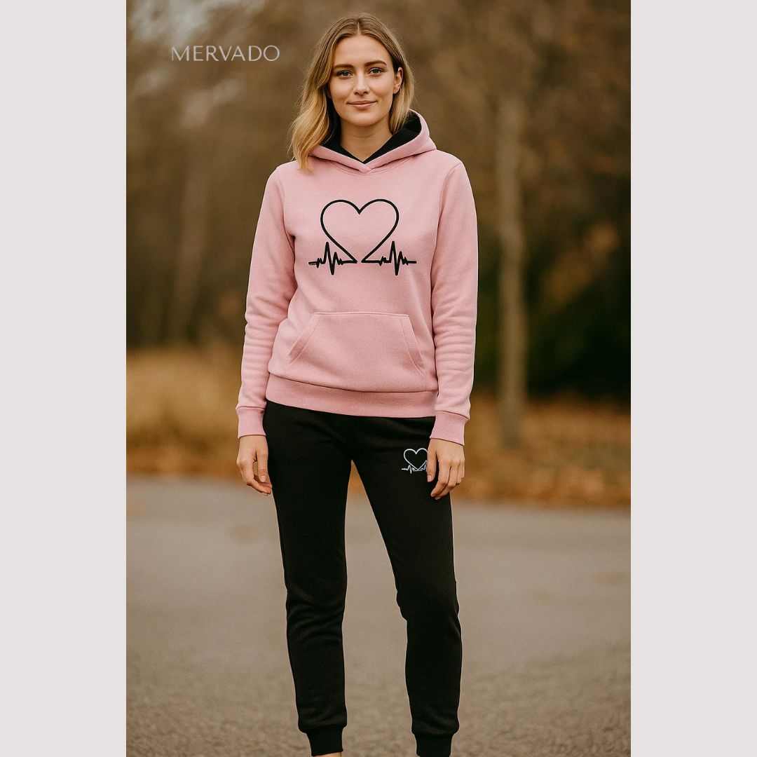 Ensemble de sport tendance pour femme – matière douce et extensible avec un motif cœur ludique