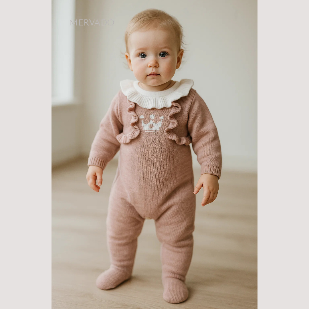 Babyromper met wafelpatroon – Roze jumpsuit met ruches en patchworkontwerp met kroon